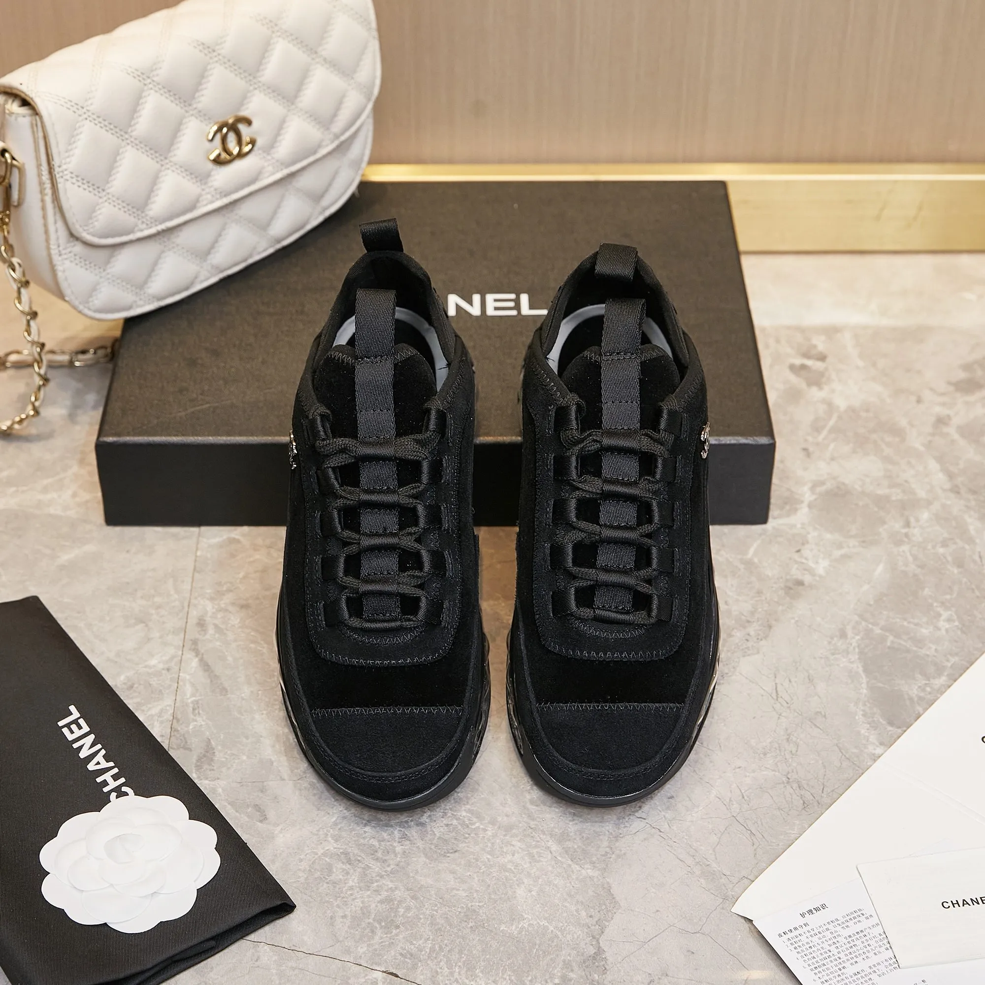 Men's men's shoes pP580! Chanel Chanel - 2024 counter top casual sneakers This classic design; the upper is made of various craftsmanship styles; the outsole is fashionable and sporty; the outsole is fashionable and sporty; the extraordinary inclusion of a variety of color matching elements... The diversified mix and match is very beautiful and versatile, casual, fashionable, sports and outdoor can be taken into account... ꫛꫀꪝ Go➫ Materials: ❶Upper made of: original imported cowhide ❷Inside made of: original imported breathable sheepskin ❸Outsole is based on: Original TPU air cushion outsole. Full set of boutique packaging for women 35–41 and men 39–45.